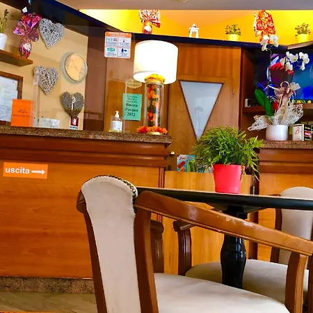 Отель Alessi** Римини